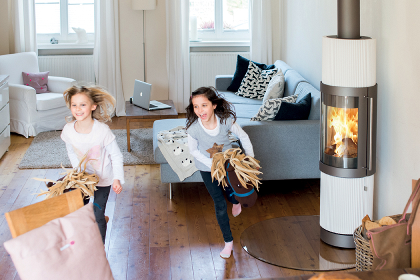 HASE Kaminofen Elvas Keramik Wohnraumbild spielende Kinder